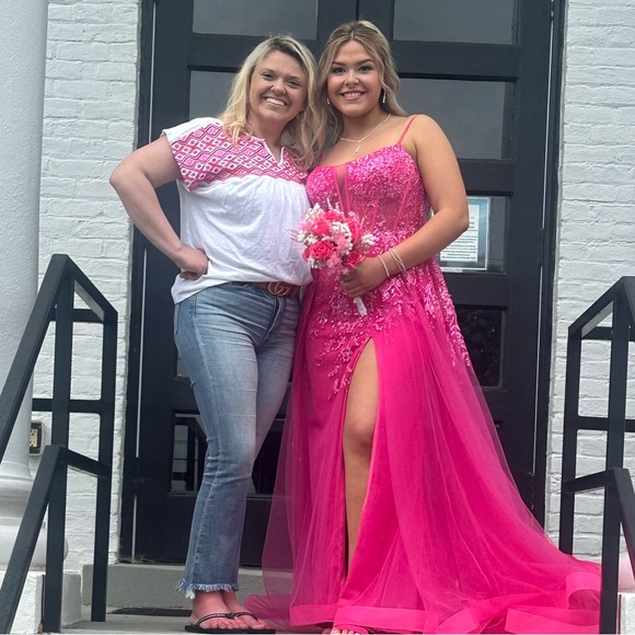 Meet your Posher, Julie - Picture 1 of 1